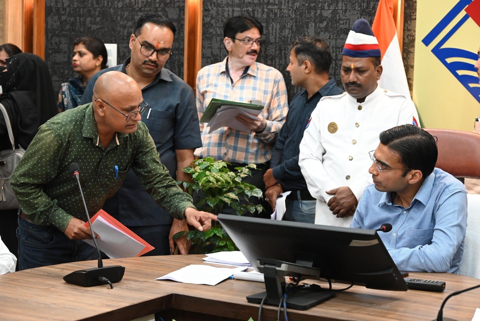 डीएम सविन बंसल ने एनएच-7 पर अवैध निर्माण व सरकारी भूमि पर कब्जे के मामलों में त्वरित कार्रवाई के दिए आदेश