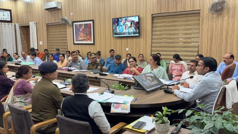 डीएम सविन बंसल ने बालगृहों में निवासरत बच्चों के प्रमाण पत्र और कार्ड बनाने की प्रक्रिया तेज करने के दिए निर्देश