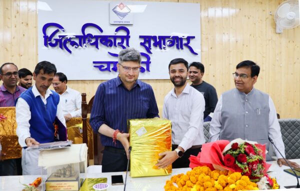 डीएम संदीप तिवारी के स्थानांतरण होने पर दी गई भावपूर्ण विदाई