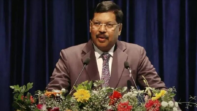 सुप्रीम कोर्ट में जूता फेंकने की घटना : चीफ जस्टिस ने कहा ‘भूला हुआ अध्याय’, जज भुईंया बोले ‘संस्थान पर आघात’