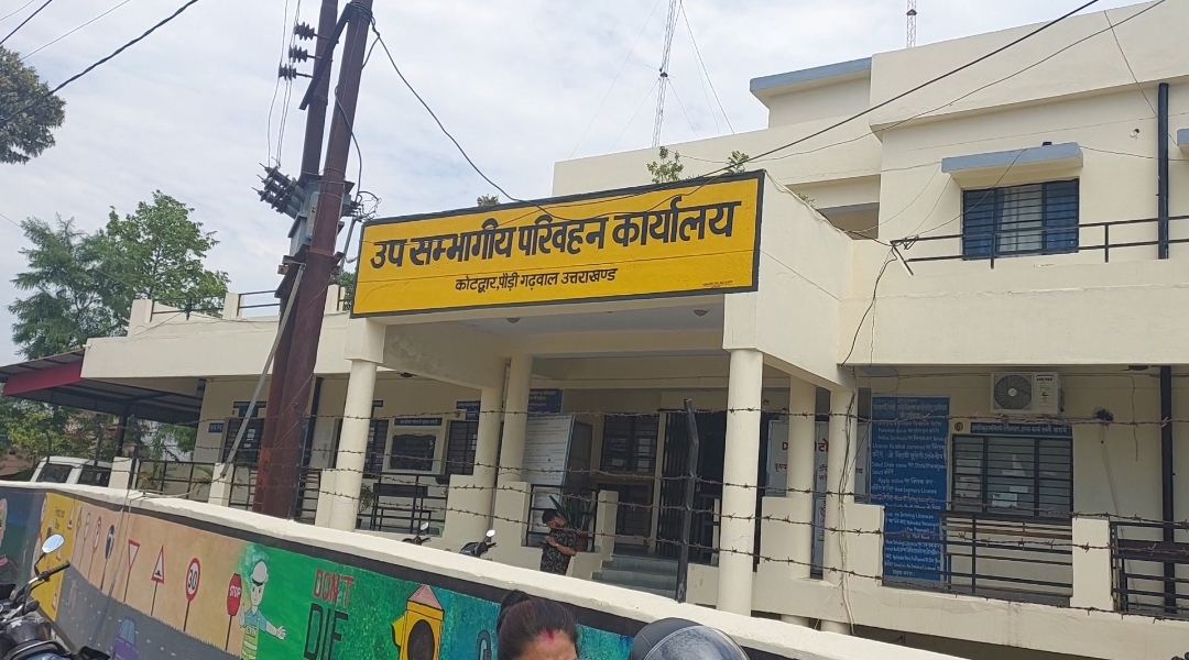 कोटद्वार : ई-रिक्शा और ऑटो चालकों पर परिवहन विभाग की कार्यवाही, कई ऑटो के किए चालान, ई-रिक्शा हाइवे पर प्रतिबंध