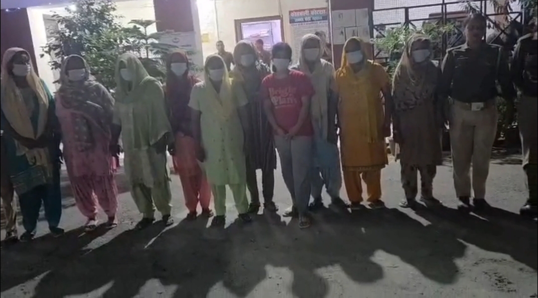 कोटद्वार पुलिस की बड़ी कार्यवाही, सरकारी काम में बाधा डालने पर 10 महिलाओं सहित 14 गिरफ्तार