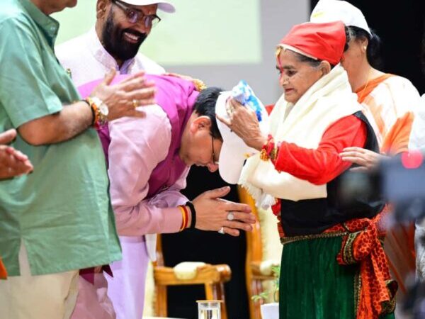 मुख्यमंत्री पुष्कर सिंह धामी ने वृद्धजनों की सेवा के लिए समर्पित निशुल्क एंबुलेंस वैन और वृद्धजनों की वाकथन रैली को हरी झंडी दिखाकर किया रवाना