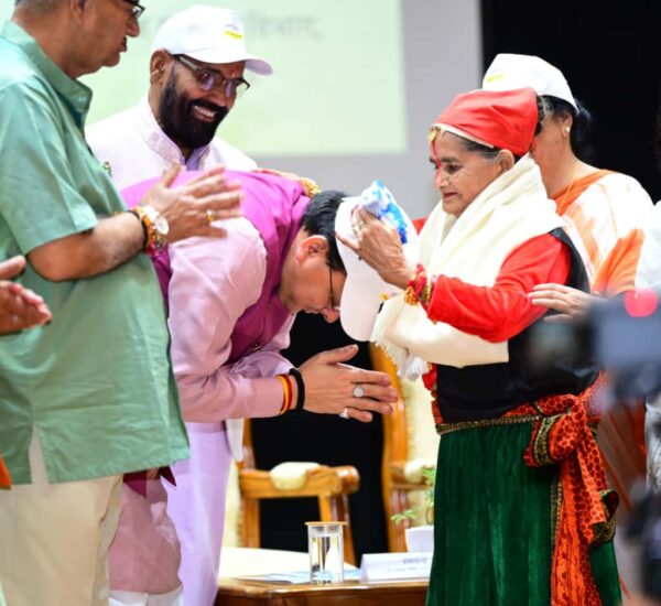 मुख्यमंत्री पुष्कर सिंह धामी ने वृद्धजनों की सेवा के लिए समर्पित निशुल्क एंबुलेंस वैन और वृद्धजनों की वाकथन रैली को हरी झंडी दिखाकर किया रवाना