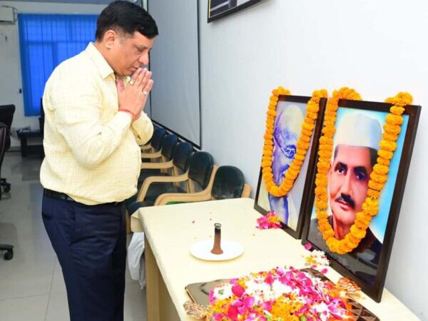 सूचना एवं लोकसंपर्क विभाग में राष्ट्रपिता महात्मा गांधी और लाल बहादुर शास्त्री जी को दी श्रद्धांजलि