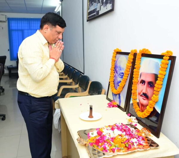 सूचना एवं लोकसंपर्क विभाग में राष्ट्रपिता महात्मा गांधी और लाल बहादुर शास्त्री जी को दी श्रद्धांजलि