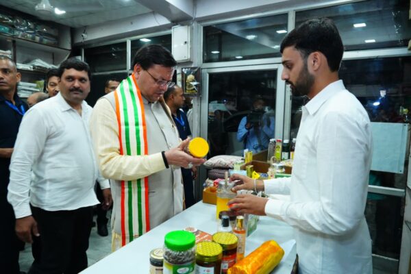 मुख्यमंत्री धामी ने खादी ग्रामोद्योग भवन से की खरीदारी, जनता से की अपील – अधिक से अधिक अपनाएँ स्वदेशी उत्पाद