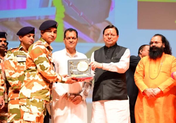 मुख्यमंत्री पुष्कर सिंह धामी ने आपदा में सहयोग करने वाले कर्मियों को किया सम्मानित, आपदा प्रबंधन प्रशिक्षण को स्कूल-कॉलेजों में शामिल करने की प्रक्रिया जारी