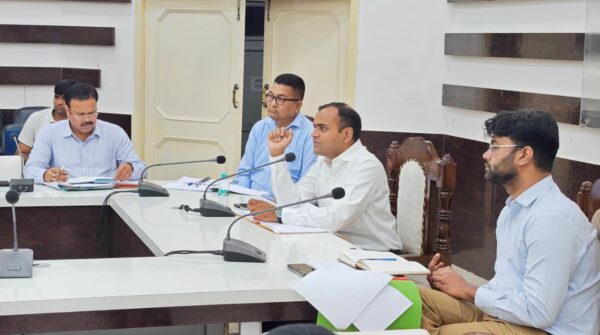 गन्दगी फैलाने, सार्वजनिक स्थानों पर थूकने वालों के विरुद्ध हो कार्यवाही – डीएम मयूर दीक्षित