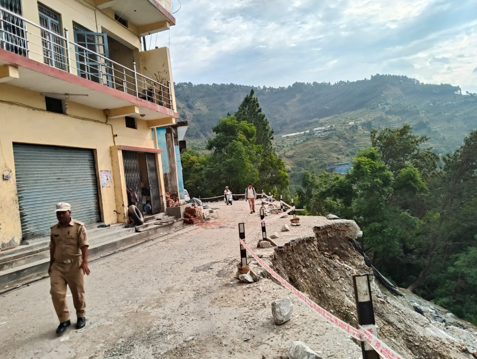 घिंघराण मोटर मार्ग पर बड़े वाहनों की आवाजाही प्रतिबंधित