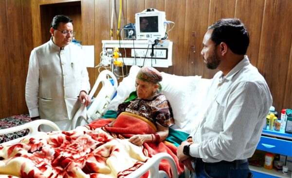 मुख्यमंत्री पुष्कर सिंह धामी ने सोमवार को देर रात्रि दून अस्पताल पहुंच कर कैबिनेट मंत्री डॉ. धन सिंह रावत की माता जी के स्वास्थ्य का हाल जाना