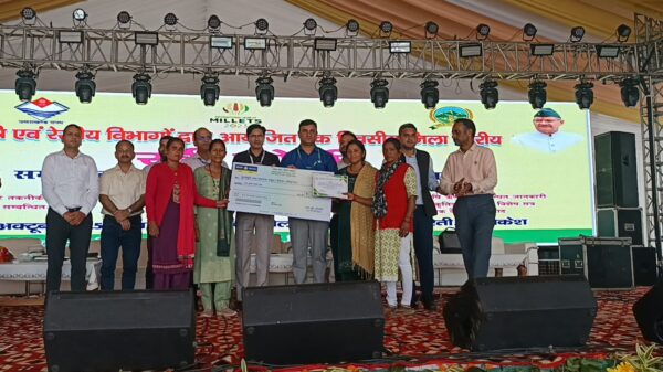 सरस मेले में आयोजित किसान गोष्ठी में उत्कृष्ट किसान सम्मानित