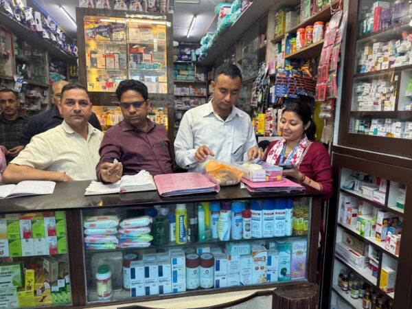 स्वास्थ्य सचिव एवं खाद्य संरक्षा आयुक्त डॉ. आर राजेश कुमार के निर्देश पर देहरादून में औषधि विभाग की सख्त कार्रवाई, पेडियाट्रिक कफ सीरप्स जब्त, जांच के लिए भेजे 06 नमूने