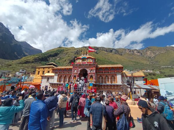 बद्रीनाथ में भी श्रद्धालुओं की संख्या का बना रिकॉर्ड, तीर्थयात्रियों का आंकड़ा 14.53 लाख के पार