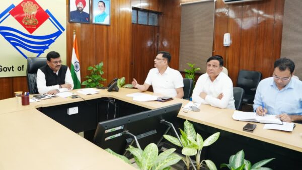 मुख्य सचिव आनंद बर्द्धन ने ली प्रदेश में झुग्गी बस्तियों के पुनर्विकास से सम्बंधित बैठक, दिए निर्देश