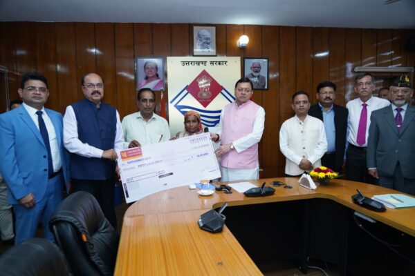 त्रासदी में सहारा बनी धामी सरकार : मुख्यमंत्री ने उपनल कर्मचारियों के आश्रितों को दिए 50-50 लाख के चेक, कर्मचारी कल्याण के लिए मील का पत्थर बना कॉर्पोरेट सैलरी पैकेज