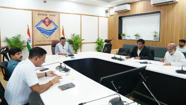 विकास कार्यों में “स्वदेशी मैटेरियल” को दें प्राथमिकता – मुख्य सचिव आनन्द बर्द्धन