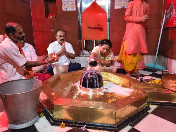 विधानसभा अध्यक्ष ऋतु खंडूड़ी भूषण ने प्राचीन सिद्धपीठ वीरभद्र महादेव मंदिर में किया रुद्राभिषेक, प्रदेश की सुख-समृद्धि की कामना की
