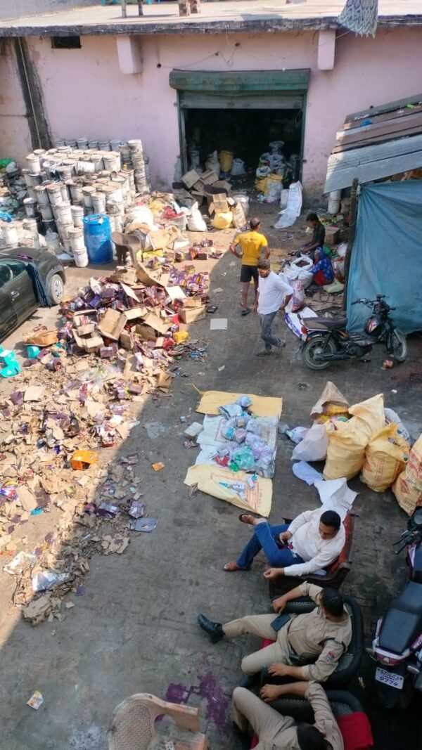 सीनियर ड्रग इंस्पेक्टर अनीता भारती के नेतृत्व में औषधि विभाग की छापेमारी, रूड़की में पकड़ा गया अवैध दवाओं का भंडार, राजस्थान एवं मध्य प्रदेश सरकार की मोहर लगी सरकारी दवाएँ बरामद