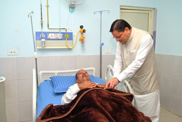 मुख्यमंत्री धामी ने अस्पताल पहुंचकर विधायक फकीर राम का हाल जाना, शीघ्र स्वास्थ्य लाभ की कामना की