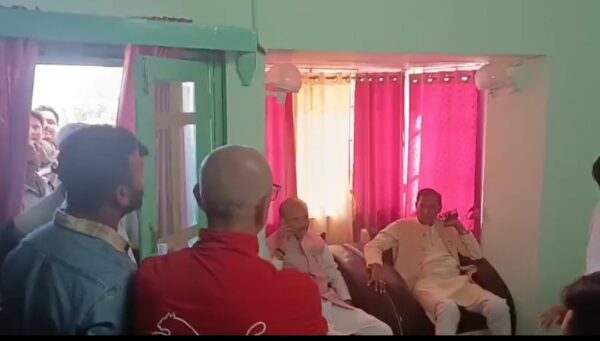 विधायक बिशन सिंह चुफाल से पूछी 30 साल की उपलब्धियां, भाजपा कार्यकर्ता योगी कन्याल ने जमकर सुनाई खरी-खोटी