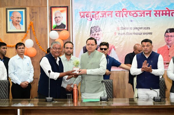 मुख्यमंत्री पुष्कर सिंह धामी ने वरिष्ठ नागरिकों से किया आत्मीय संवाद, कहा – वरिष्ठजन समाज के मार्गदर्शक स्तंभ