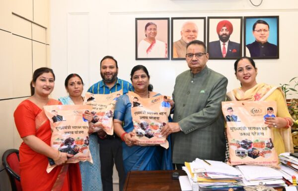 ग्राम्य विकास मंत्री गणेश जोशी से दिव्य ज्योति स्वयं सहायता समूह की महिलाओं के एक प्रतिनिधिमंडल ने की भेंट