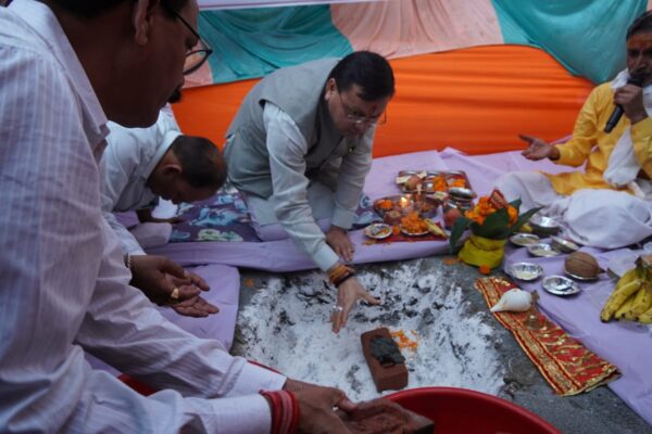 मुख्यमंत्री पुष्कर सिंह धामी ने अमोड़ी में ₹1.60 करोड़ की लागत से “वे साइड एमिनिटी” का किया शिलान्यास व भूमि पूजन