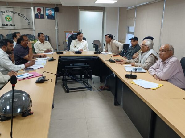 आढ़त बाजार पुनर्विकास परियोजना पर एमडीडीए की समीक्षा बैठक, 3 नवंबर से भू-खंड आवंटन व नकद प्रतिकर कार्य प्रारंभ, उपाध्यक्ष बंशीधर तिवारी बोले- “आधुनिक सुविधाओं से युक्त नया आढ़त बाजार बनेगा देहरादून का मॉडल प्रोजेक्ट”