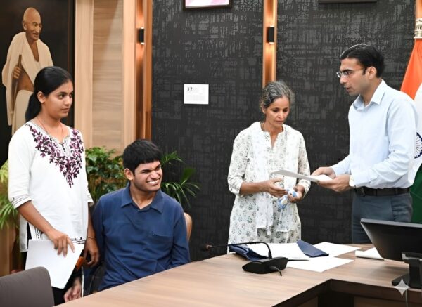 डीएम सविन बंसल की पहल से असहाय विधवा को मिला न्याय, बैंक ने लौटाए घर के कागजात, परिवार सहित धन्यवाद देने कलेक्ट्रेट पंहुची शोभा