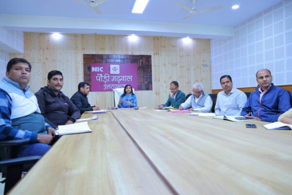 डीएम स्वाति एस. भदौरिया ने की आधार केंद्रों की समीक्षा, आधार केंद्रों में पूर्ण व सुगम सेवाओं के लिए रजिस्ट्रार एजेंसियों को दिए निर्देश