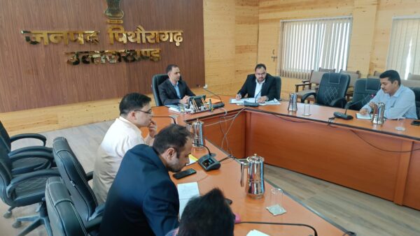 जिले की सभी सड़कों को 31 अक्टूबर से पूर्व हर हाल में करें गड्ढा मुक्त  – डीएम आशीष भटगांई
