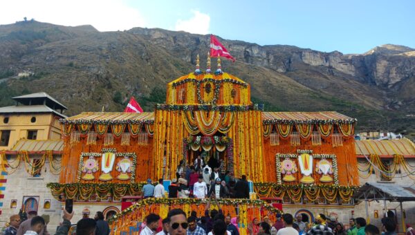 बदरीनाथ मंदिर को गेंदे के फूलों से हुआ सुसज्जित