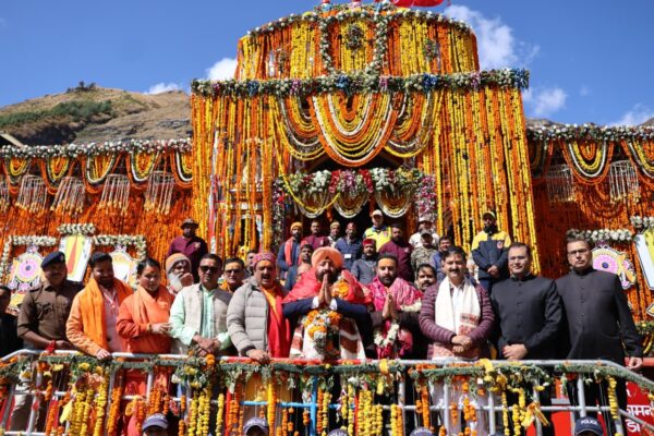 राज्यपाल ने बदरीनाथ धाम पहुंचकर की पूजा अर्चना, राज्य और देश की सुख समृद्धि की कामना की