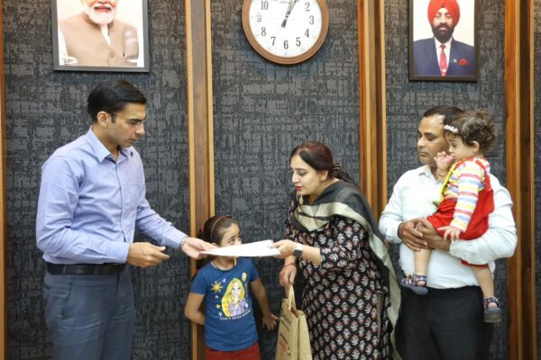 डीएम सविन बंसल के “एक्शन” से झुका नामी इडिफाई वर्ल्ड स्कूल, विद्यालय प्रबन्धन ने जारी किया वेतन और अनुभव प्रमाण पत्र, DM को धन्यवाद देने नन्ही बेटियों संग कलेक्ट्रेट पहुंची शिक्षिका कनिका मदान