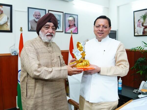 मुख्यमंत्री पुष्कर सिंह धामी से हेमकुंट साहिब मैनेजमेंट ट्रस्ट के अध्यक्ष नरेंद्र जीत सिंह बिंद्रा ने की भेंट, हेमकुंट साहिब यात्रा व्यवस्थाओं में सहयोग के लिये जताया आभार