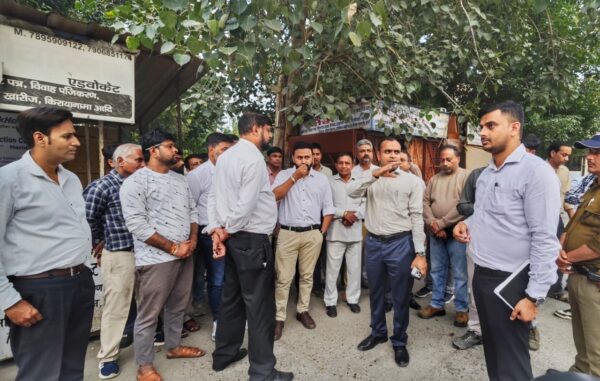 डीएम मयूर दीक्षित ने सब रजिस्ट्रार एवं तहसील कार्यालय का किया औचक निरीक्षण, तहसील स्थिति अनुपयोगी भूमि पर की जाए पार्किंग विकसित, दिए निर्देश