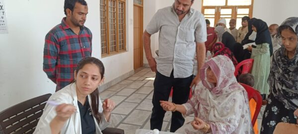 लंढौरा : भूकनपुर गांव में इन्दिरेश अस्पताल का निःशुल्क स्वास्थ्य शिविर, 565 ग्रामीणों ने स्वास्थ्य शिविर का उठाया लाभ