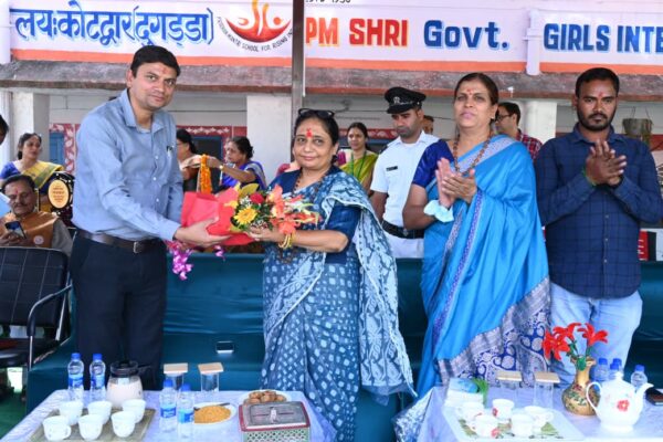विधानसभा अध्यक्ष ऋतु खण्डूडी भूषण ने पीएम श्री राजकीय बालिका इंटर कॉलेज में विधायक निधि से बनाये गये टीन शैड एवं फर्श निर्माण कार्य का किया लोकार्पण