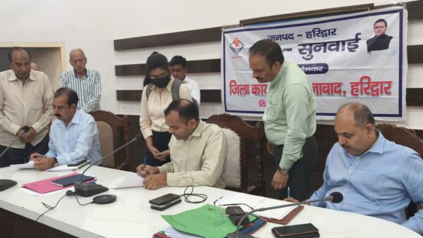 डीएम मयूर दीक्षित का कड़ा रुख, आंगनवाड़ी केंद्रों की खामियों पर जिले के सभी CDPO को नोटिस; जनसुनवाई में 33 शिकायतों का मौके पर निस्तारण