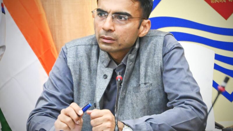 तैस में आकर लहराया शस्त्र; डीएम सविन बंसल ने किया पुनीत अग्रवाल का शस्त्र जब्त; लाइसेंस निलम्बित