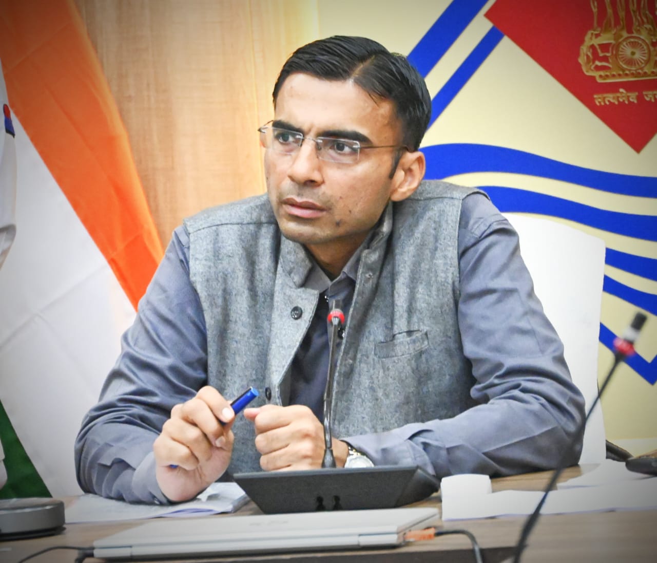 तैस में आकर लहराया शस्त्र; डीएम सविन बंसल ने किया पुनीत अग्रवाल का शस्त्र जब्त; लाइसेंस निलम्बित