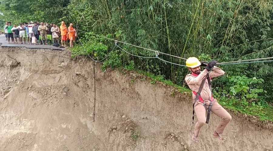 भारी बारिश से भूस्खलन का कहर : 23 लोगों की मौत, सैकड़ों पर्यटक फंसे