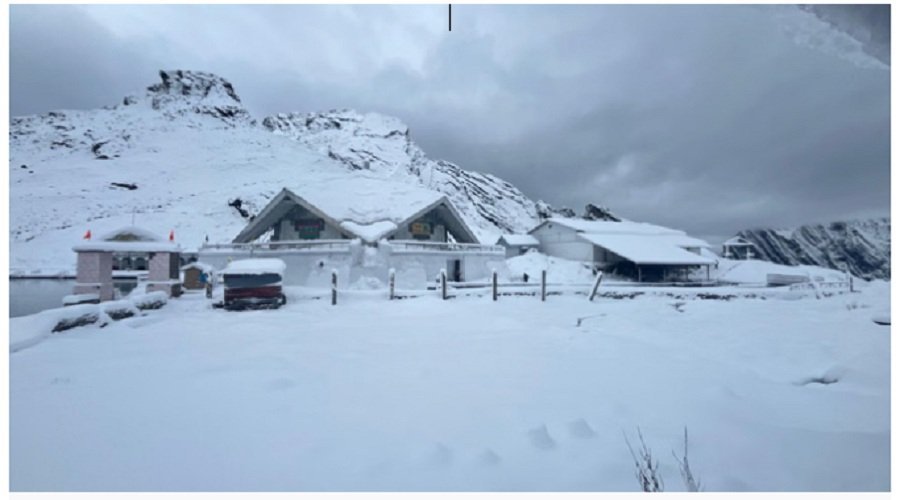 हेमकुंड साहिब और लोकपाल लक्ष्मण मंदिर के कपाट आज दोपहर बंद, क्षेत्र बर्फ से सफेद