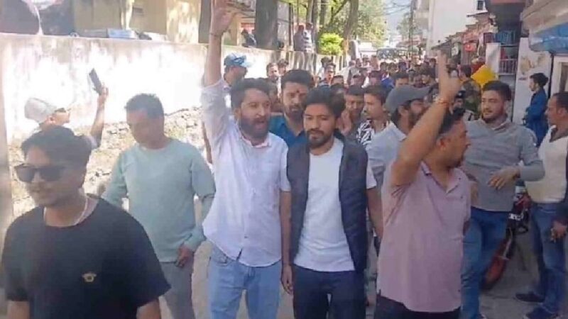 उत्तरकाशी में रेस्टोरेंट विवाद : रोटी पर थूकने का वीडियो वायरल, बाजार बंद और प्रदर्शन