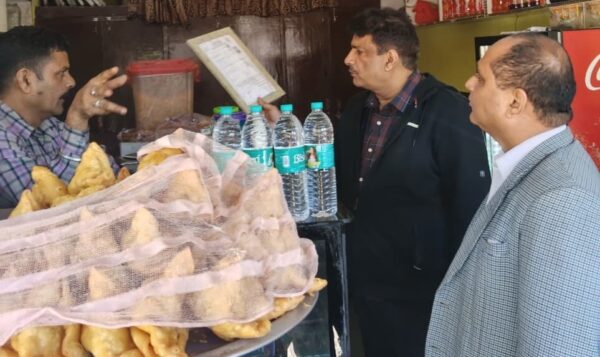 विधिक सेवा प्राधिकरण व खाद्य संरक्षा प्रशासन की संयुक्त टीम ने चमोली बाजार का किया निरीक्षण, व्यापारियों को कालातीत सामग्री के निस्तारण के दिए निर्देश