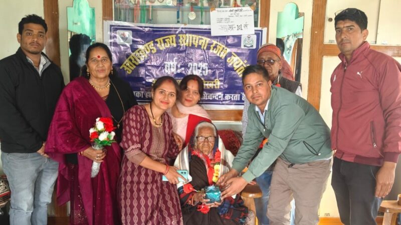 101 वर्षीय पेंशनर शुक्री देवी को किया सम्मानित