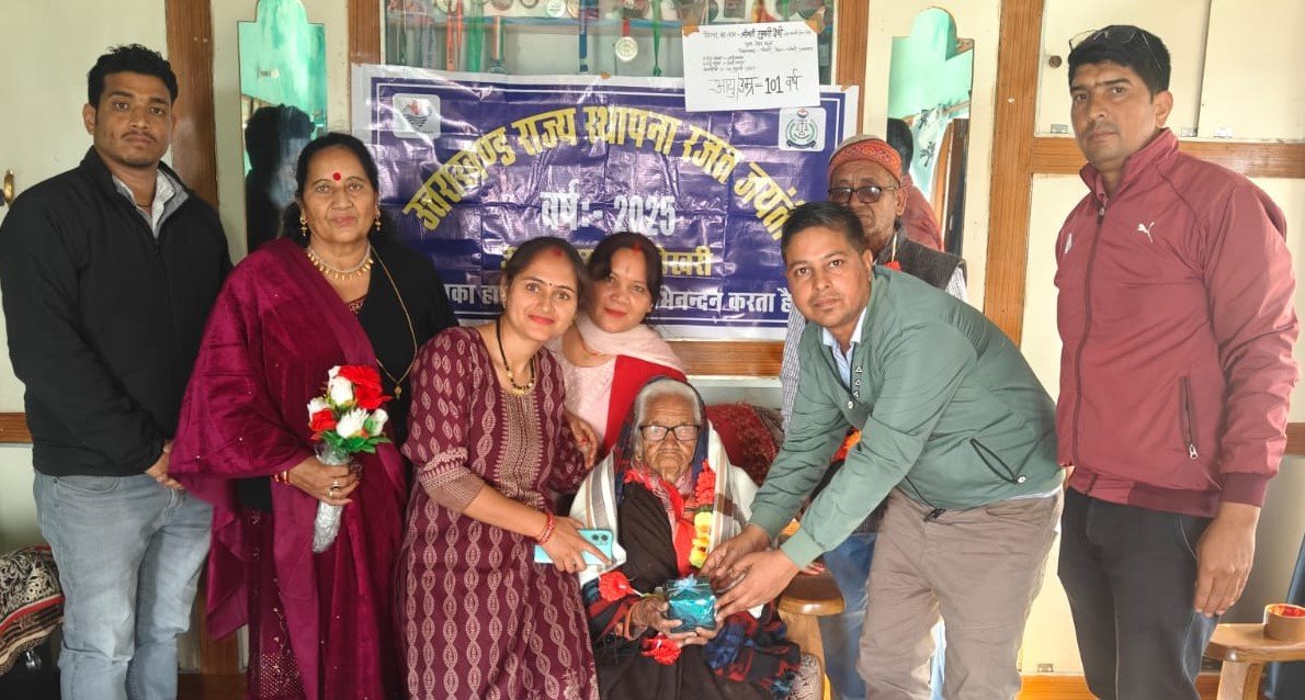 101 वर्षीय पेंशनर शुक्री देवी को किया सम्मानित