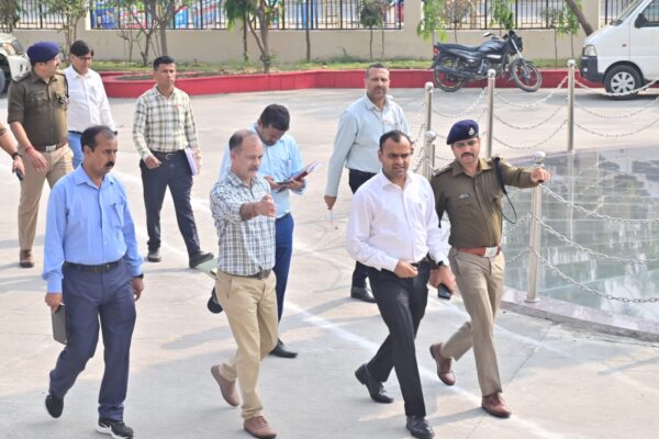 राष्ट्रपति के प्रस्तावित दौरे की तैयारियों को लेकर पतंजलि विश्वविद्यालय पहुॅचकर डीएम एवं एसएसपी ने लिया तैयारियों का जायज़ा