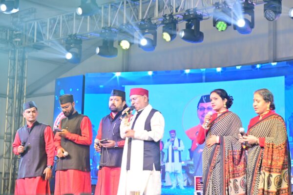 देवभूमि रजत जयंती उत्सव में गढ़रत्न नरेंद्र सिंह के गीतों ने बांधा शमा